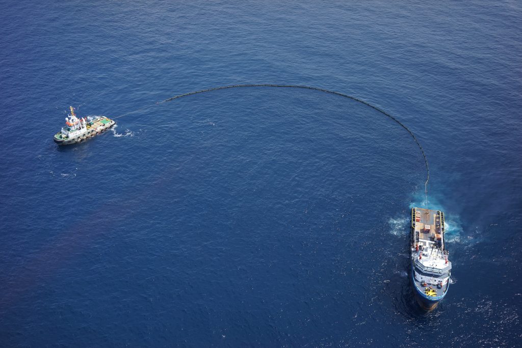 Droni per la gestione di fuoriuscite di petrolio