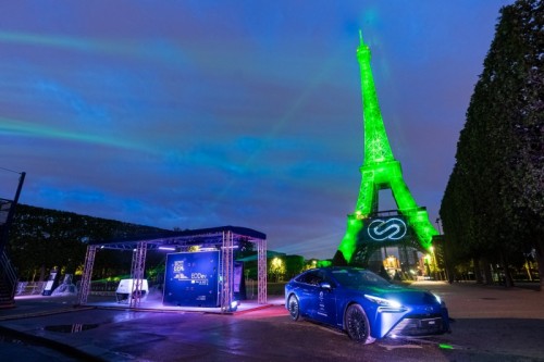 Le fuel-cell a idrogeno di Toyota illuminano la torre Eiffel