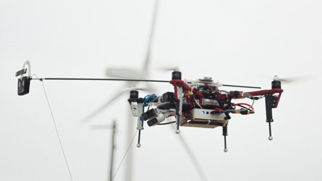 Il drone rampicante per l'eolico