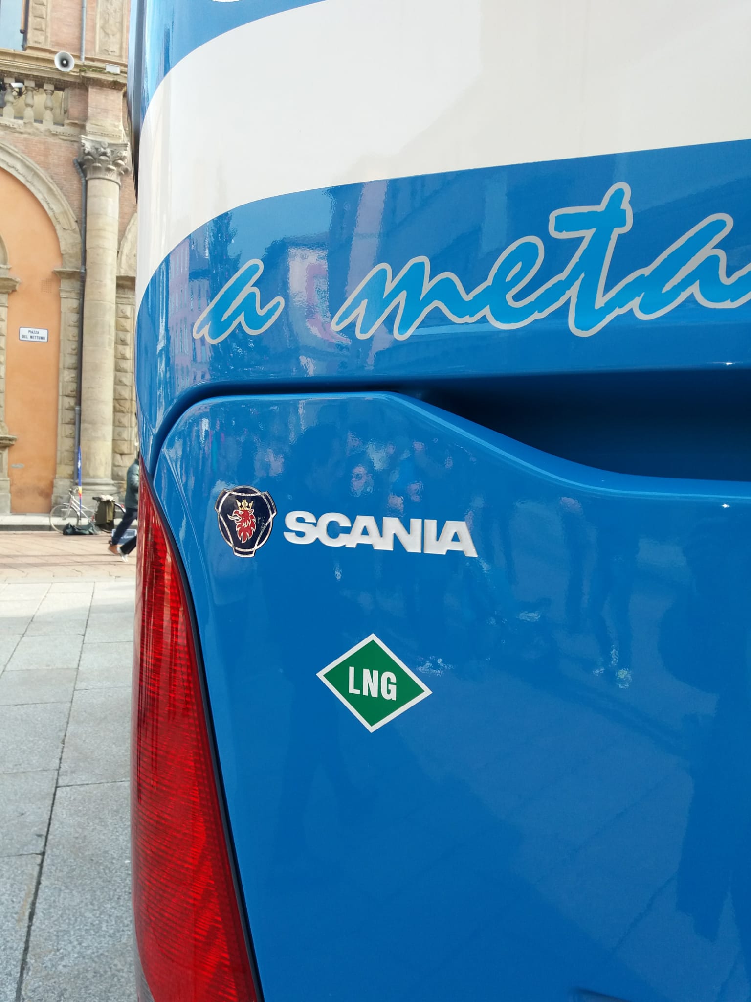 Bologna: in consegna i 15 bus Scania GNL interurbani (con novità)