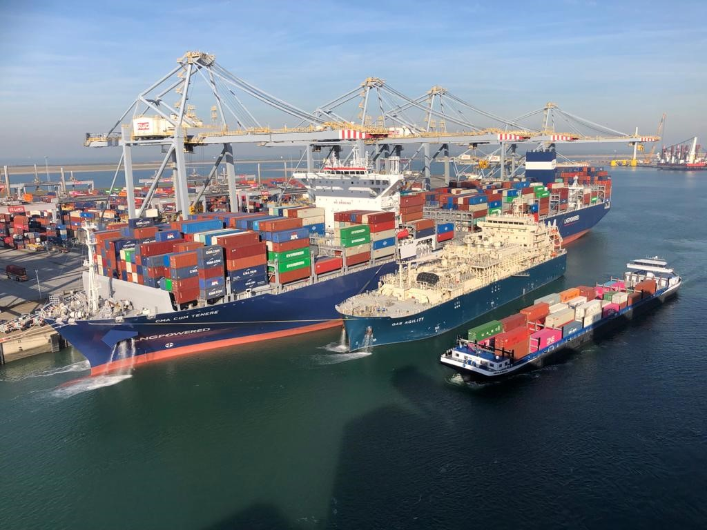 Primi scali e bunker delle maxi portacontainer a GNL di CMA CGM